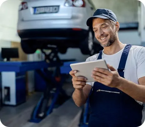 mecânico profissional utilizando aplicativo motorSW para gestão de manutenção automotiva